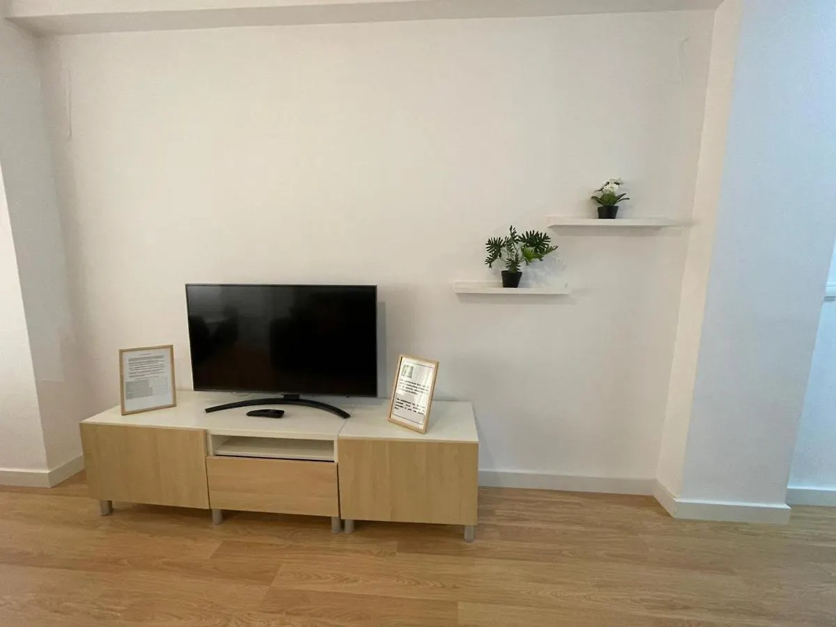 Holidays2Malaga 2 Bedroom Armengual De La Mota Close Shopping Center Daire
